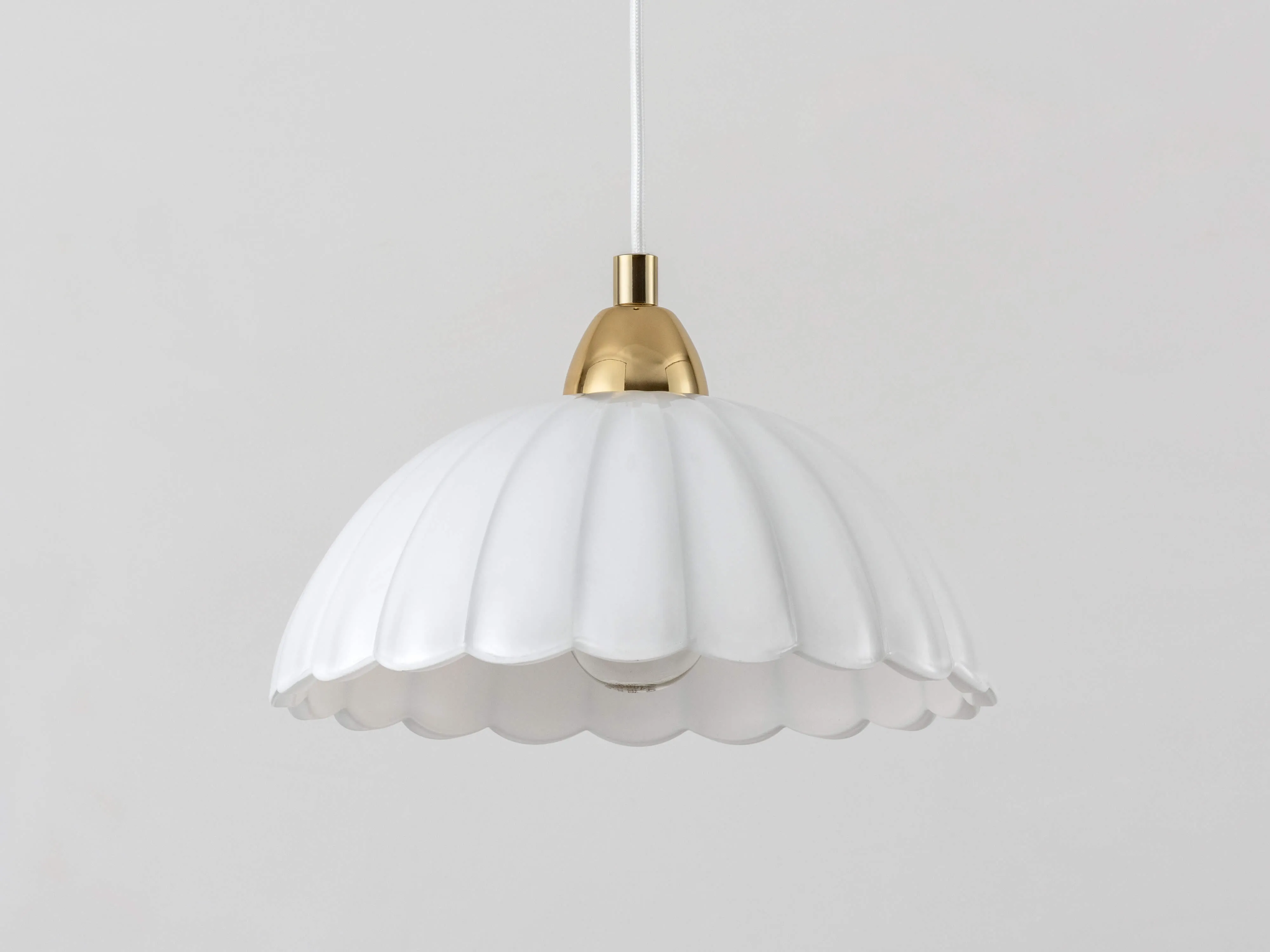 White flower glass pendant light